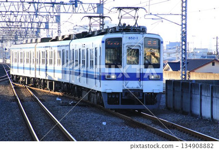 老舊的通勤列車 800/850 系列在伊勢崎線的兩毛地區運行。 老舊的通勤列車 800/850 系列在伊勢崎線的兩毛地區運行。 134908882