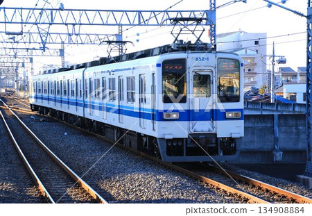 老舊的通勤列車 800/850 系列在伊勢崎線的兩毛地區運行。 134908884