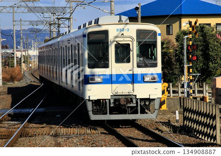 老舊的通勤列車 800/850 系列在伊勢崎線的兩毛地區運行。 134908887