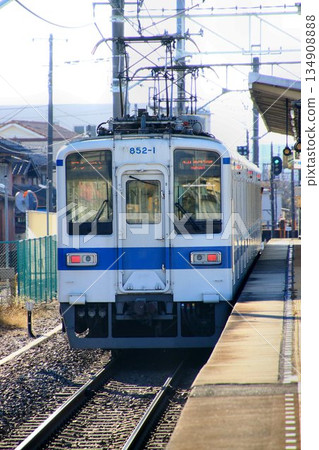 老舊的通勤列車 800/850 系列在伊勢崎線的兩毛地區運行。 134908888