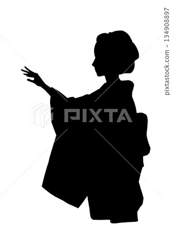 穿著和服、梳著日式髮型的女子伸出手(剪影) 穿著和服、梳著日式髮型的女子伸出手(剪影) 134908897