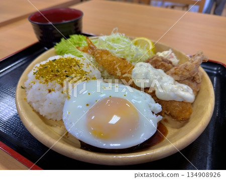 炸蝦和炸雞套餐 134908926