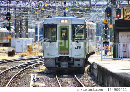 告別八公線…紀波110系列車停靠在高崎站 告別八公線…紀波110系列車停靠在高崎站 134909411