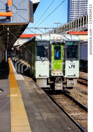 Farewell to the Hachiko Line... Kiha 110 series train at Takasaki Station 134909413