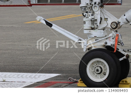 Carrier-based aircraft nose gear: The nose gear of a carrier-based aircraft equipped with an aircraft launch bar Carrier-based aircraft nose gear: The nose gear of a carrier-based aircraft equipped with an aircraft launch bar 134909493