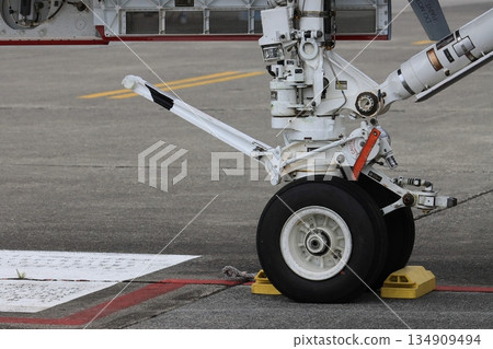 Carrier-based aircraft nose gear: The nose gear of a carrier-based aircraft equipped with an aircraft launch bar 134909494