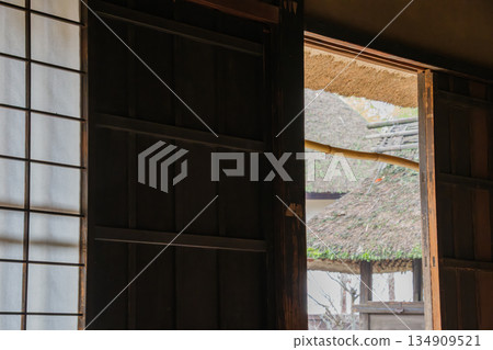 障子門和茅草屋頂 134909521