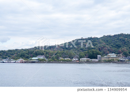 宮島,日本三大最受遊客歡迎的島嶼之一,也是世界遺產(廣島縣,攝於2025年12月) 宮島,日本三大最受遊客歡迎的島嶼之一,也是世界遺產(廣島縣,攝於2025年12月) 134909954