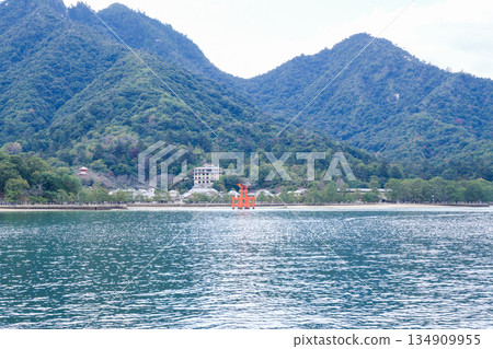 宮島,日本三大最受遊客歡迎的島嶼之一,也是世界遺產(廣島縣,攝於2025年12月) 宮島,日本三大最受遊客歡迎的島嶼之一,也是世界遺產(廣島縣,攝於2025年12月) 134909955