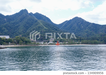 宮島,日本三大最受遊客歡迎的島嶼之一,也是世界遺產(廣島縣,攝於2025年12月) 宮島,日本三大最受遊客歡迎的島嶼之一,也是世界遺產(廣島縣,攝於2025年12月) 134909956