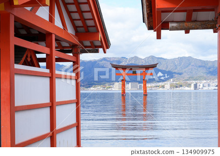 宮島,日本三大最受遊客歡迎的島嶼之一,也是世界遺產(廣島縣,攝於2025年12月) 宮島,日本三大最受遊客歡迎的島嶼之一,也是世界遺產(廣島縣,攝於2025年12月) 134909975