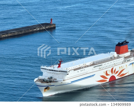 <Aerial view> The Sunflower Furano enters the port from the breakwater towards the Oarai Ferry Terminal 134909989