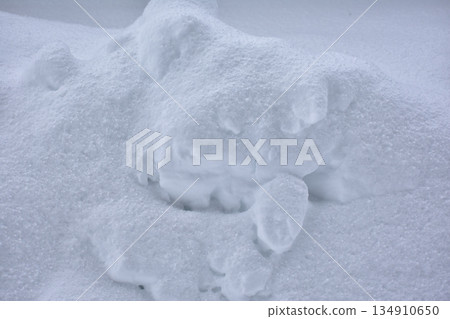 新鮮的雪 134910650