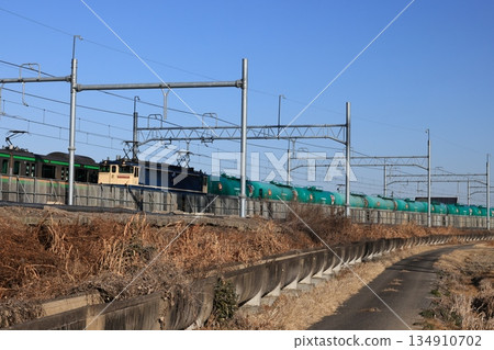 An uphill tank freight train pulled by EF65 134910702