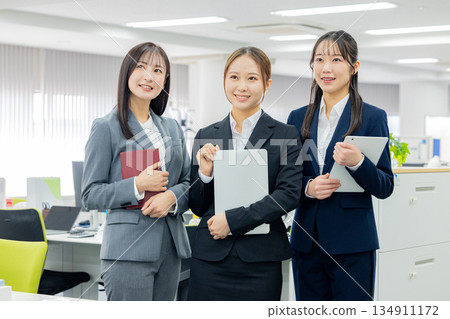 在辦公室工作的女商人 134911172