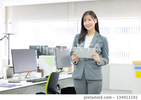 辦公室裡的女士套裝 134911191