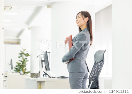 Businesswoman holding a file 134911211