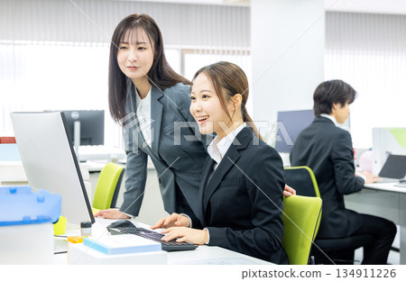 在公司工作的女商人，有老闆也有下屬。 134911226