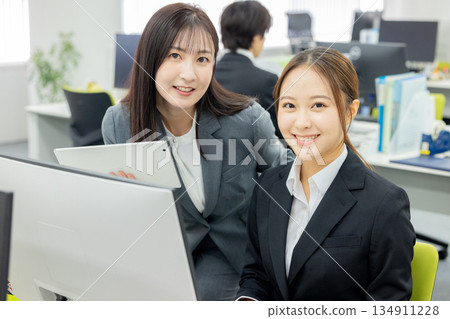 在公司工作的女商人，有老闆也有下屬。 134911228