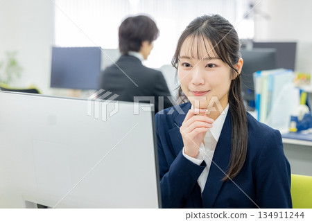 在辦公室工作的婦女 134911244