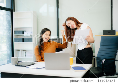 Those who work hard, win in the conference room new startup project 134912321