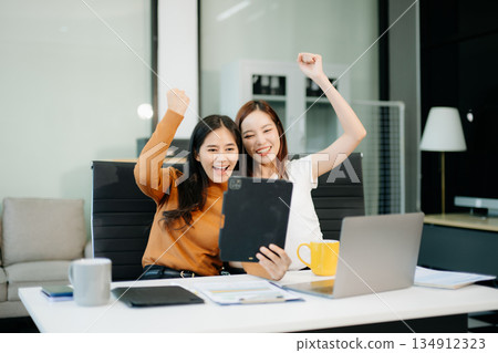 Those who work hard, win in the conference room new startup project 134912323