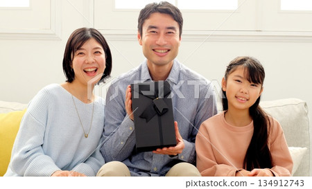 Father's Day gift family image Father's Day gift family image 134912743