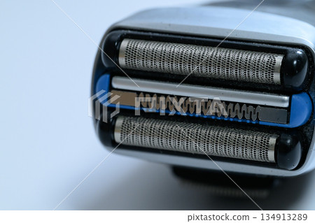 電動刮鬍刀外刀片和修剪器的特寫 134913289