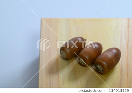 木板上排列著三顆橡子 134913369