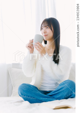 年輕女子在床上喝咖啡 年輕女子在床上喝咖啡 134913904