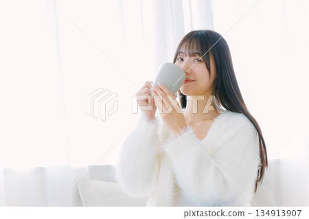 年輕女子在客廳裡喝咖啡 134913907