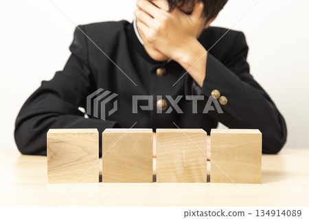 一名男學生擔心一塊空白積木。 一名男學生擔心一塊空白積木。 134914089