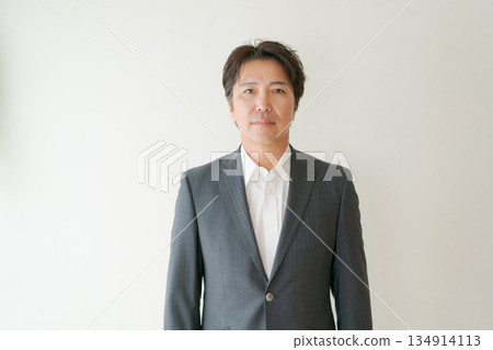 A man in his 50s in a suit 134914113