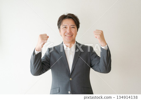 打膽量姿勢的商人 打膽量姿勢的商人 134914138