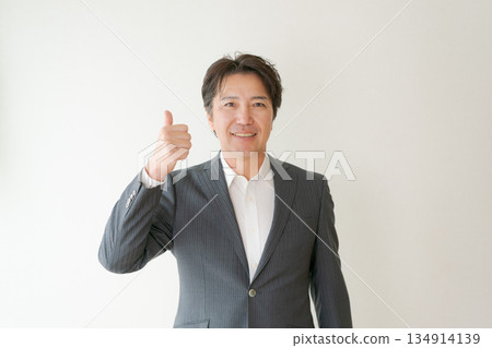 豎起大拇指的商人 134914139