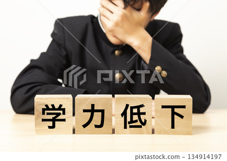一名男學生擔心螢幕上出現「學業下滑」的字樣。 134914197