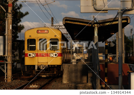 Nishitetsu 600 series train bathed in the setting sun - Nishi-Nippon Railroad Kaizuka Line Nishitetsu 600 series train bathed in the setting sun - Nishi-Nippon Railroad Kaizuka Line 134914344
