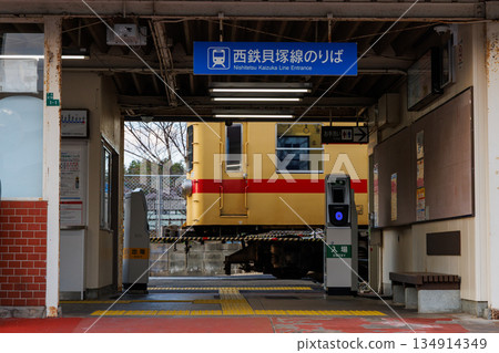從檢票口可以看到列車-西日本鐵道海塚線 從檢票口可以看到列車-西日本鐵道海塚線 134914349