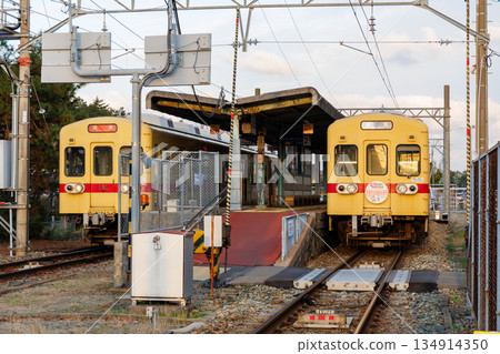 Nishitetsu 600 series train waiting for departure - Nishi-Nippon Railroad Kaizuka Line 134914350