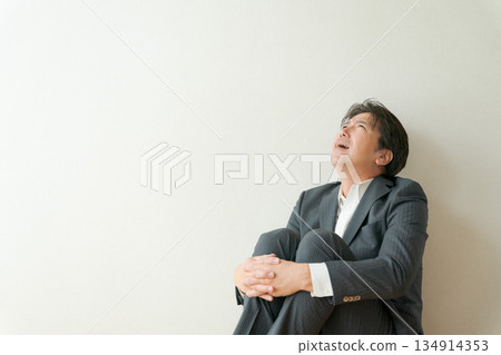 憂心忡忡的中年商人 134914353