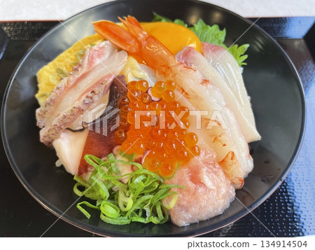 A gorgeous seafood bowl decorated with salmon roe and sashimi | Close-up photos of Japanese cuisine and gourmet food A gorgeous seafood bowl decorated with salmon roe and sashimi | Close-up photos of Japanese cuisine and gourmet food 134914504