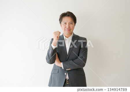 打膽量姿勢的商人 打膽量姿勢的商人 134914789