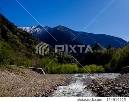 Mountains and clear streams, water flowing through the river Mountains and clear streams, water flowing through the river 134914915