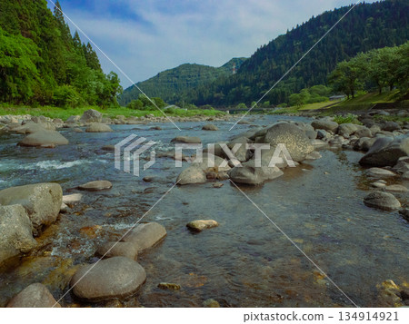 Mountains and clear streams, water flowing through the river 134914921