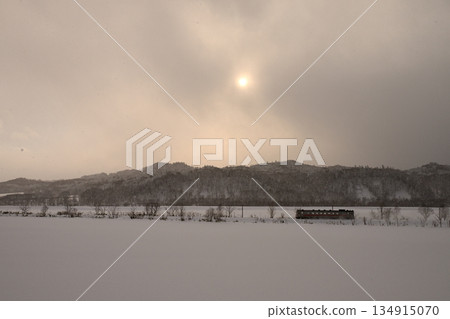 一列地方列車行駛在白雪皚皚的宗谷本線上。 134915070