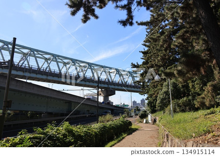 JR京葉線跨越東京江東區曙光運河的高架橋 JR京葉線跨越東京江東區曙光運河的高架橋 134915114