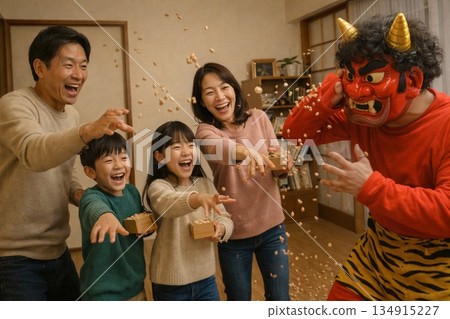 節分期間，一家人撒豆子驅趕妖怪。 134915227