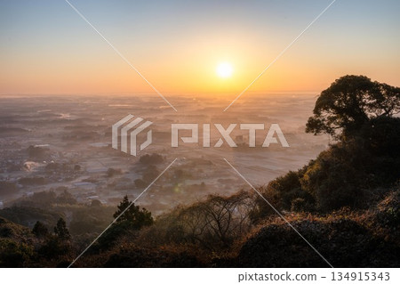 關東平原上空籠罩著晨霧。 關東平原上空籠罩著晨霧。 134915343