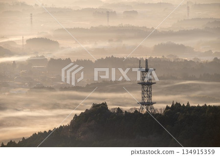 關東平原上空籠罩著晨霧。 134915359