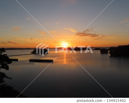 松島美麗的海景和日出 松島美麗的海景和日出 134915402